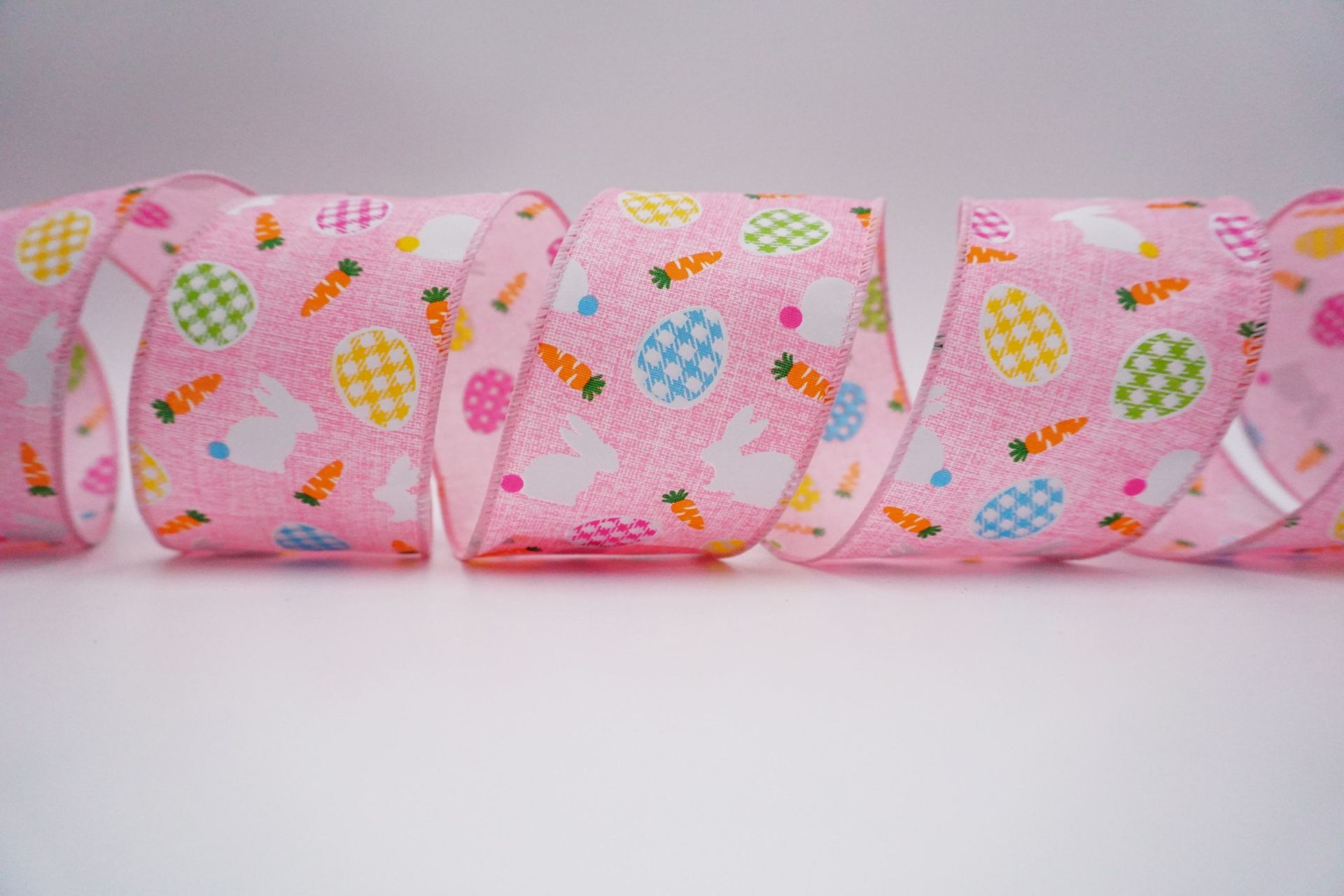 Nastro con coniglietto pasquale e uova